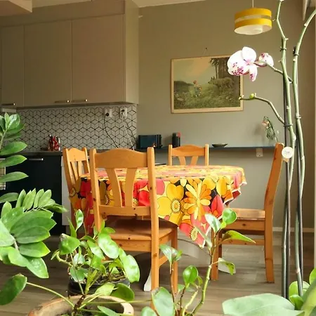3br Townhouse In A Calm End-unit Position With Own Yard